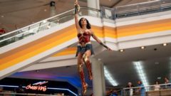 Новый фильм о Чудо-женщине отложили после провала «Супергерл» 5